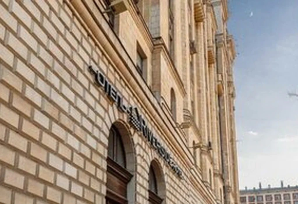 Улучшенный номер SUPERIOR с одной кроватью и диван-кроватью